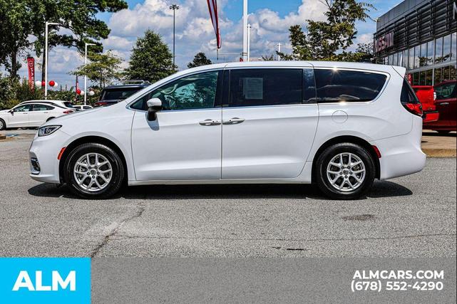 Photo of 2023 Bright White Clearcoat Chrysler Pacifica