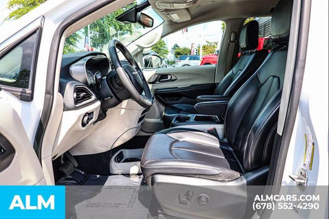 Photo of 2023 Bright White Clearcoat Chrysler Pacifica