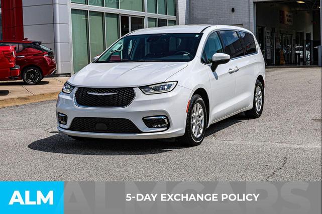 Photo of 2023 Bright White Clearcoat Chrysler Pacifica