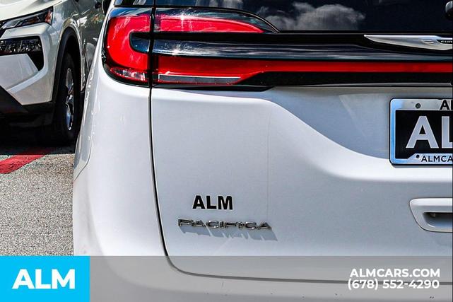Photo of 2023 Bright White Clearcoat Chrysler Pacifica