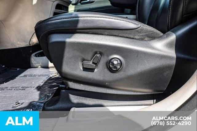 Photo of 2023 Bright White Clearcoat Chrysler Pacifica