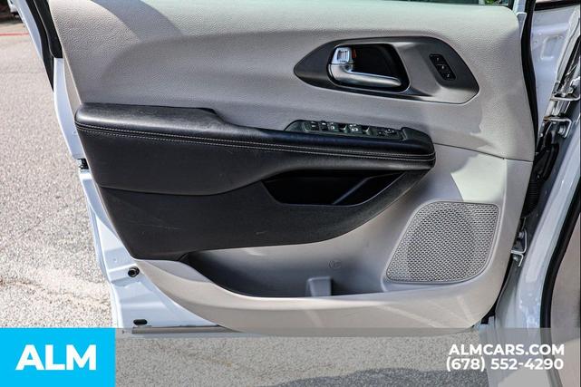 Photo of 2023 Bright White Clearcoat Chrysler Pacifica