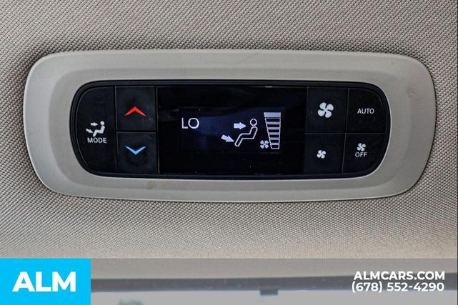 Photo of 2023 Bright White Clearcoat Chrysler Pacifica