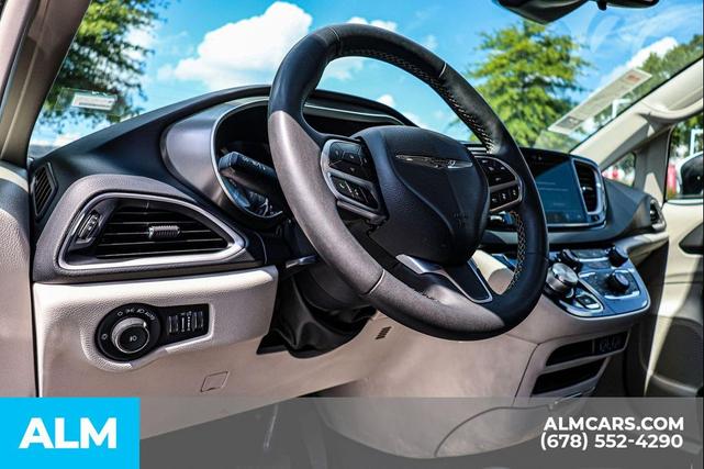 Photo of 2023 Bright White Clearcoat Chrysler Pacifica