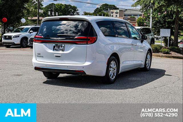 Photo of 2023 Bright White Clearcoat Chrysler Pacifica