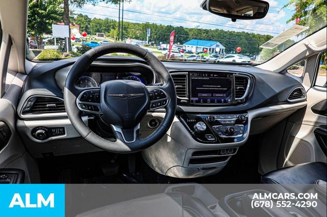 Photo of 2023 Bright White Clearcoat Chrysler Pacifica