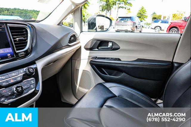 Photo of 2023 Bright White Clearcoat Chrysler Pacifica