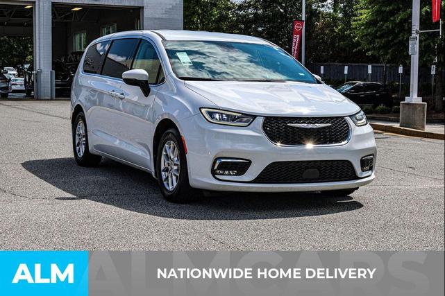 Photo of 2023 Bright White Clearcoat Chrysler Pacifica