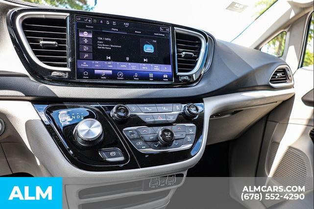 Photo of 2023 Bright White Clearcoat Chrysler Pacifica