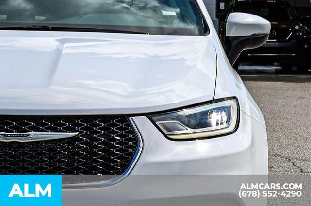 Photo of 2023 Bright White Clearcoat Chrysler Pacifica