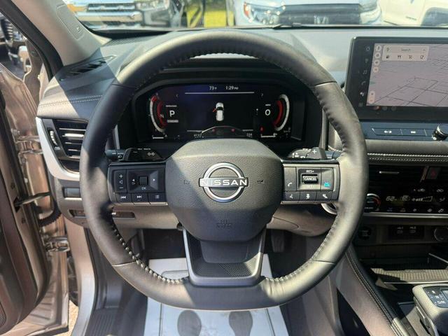 Photo of 2025 Champagne Silver Metallic Nissan Rogue