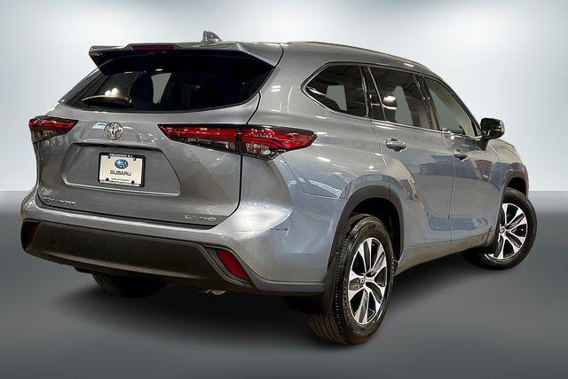 Photo of 2021 Moon Dust Toyota Highlander