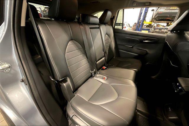Photo of 2021 Moon Dust Toyota Highlander