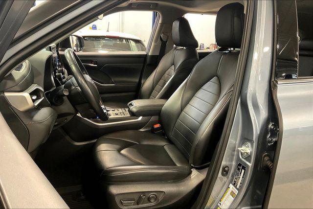 Photo of 2021 Moon Dust Toyota Highlander
