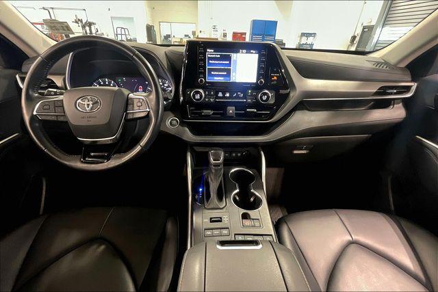 Photo of 2021 Moon Dust Toyota Highlander