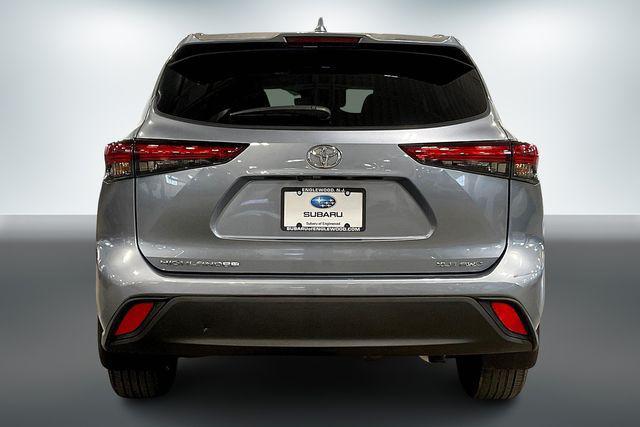 Photo of 2021 Moon Dust Toyota Highlander