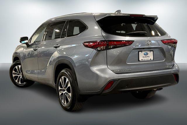 Photo of 2021 Moon Dust Toyota Highlander