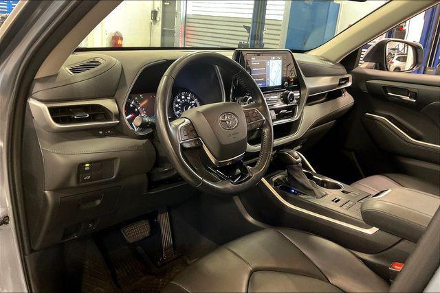 Photo of 2021 Moon Dust Toyota Highlander