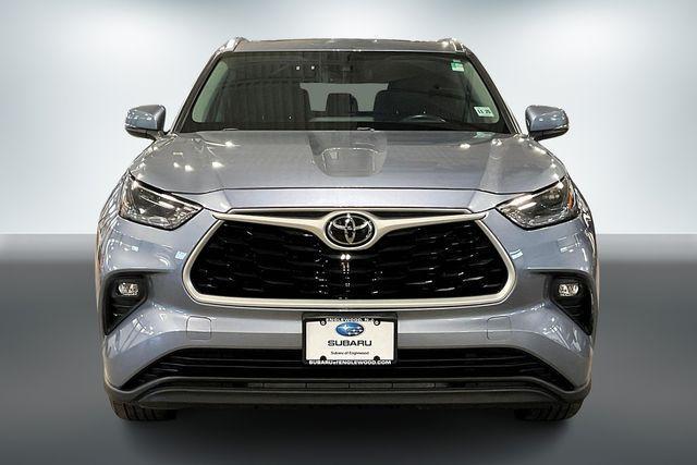 Photo of 2021 Moon Dust Toyota Highlander