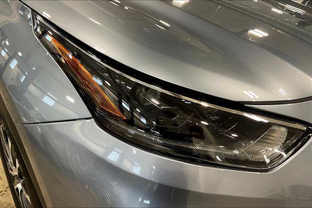 Photo of 2021 Moon Dust Toyota Highlander
