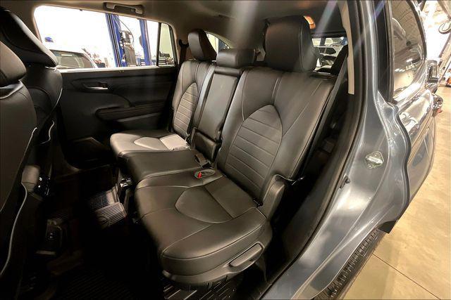 Photo of 2021 Moon Dust Toyota Highlander
