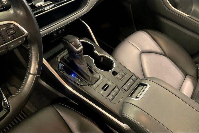 Photo of 2021 Moon Dust Toyota Highlander