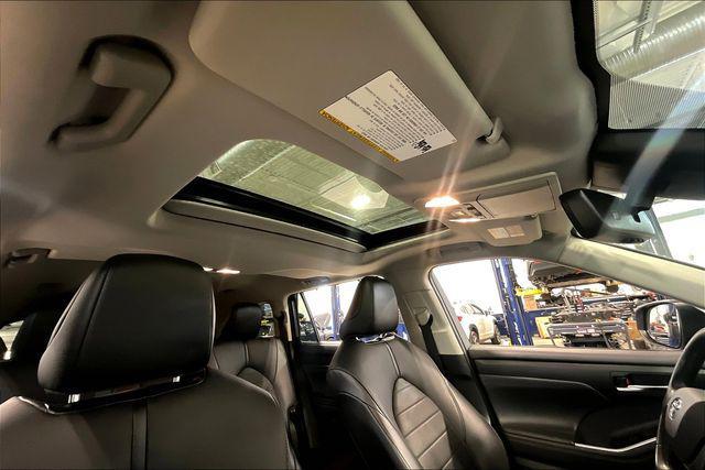 Photo of 2021 Moon Dust Toyota Highlander