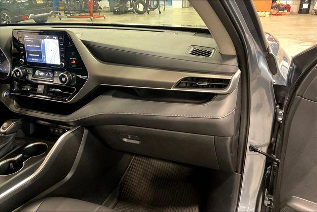 Photo of 2021 Moon Dust Toyota Highlander