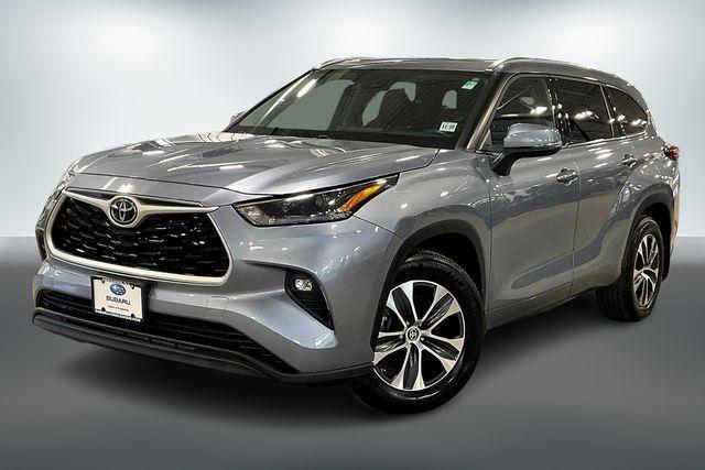 Photo of 2021 Moon Dust Toyota Highlander