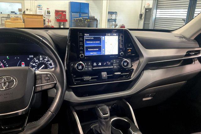 Photo of 2021 Moon Dust Toyota Highlander