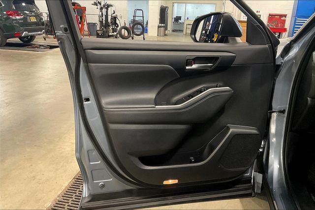 Photo of 2021 Moon Dust Toyota Highlander