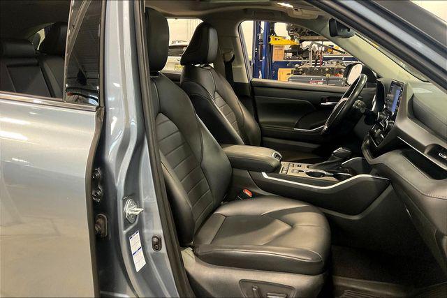 Photo of 2021 Moon Dust Toyota Highlander
