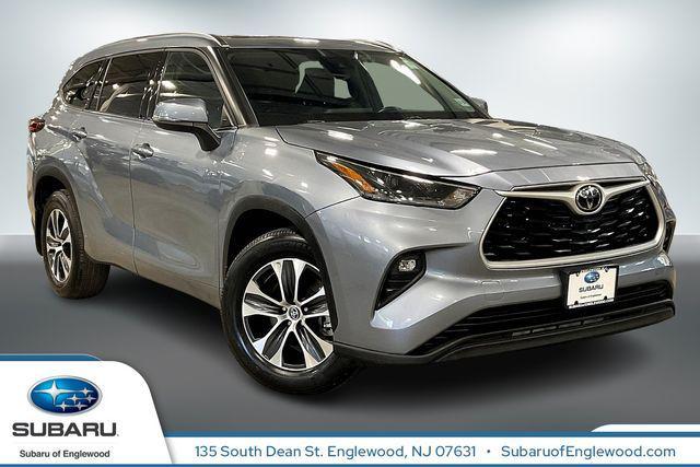 Photo of 2021 Moon Dust Toyota Highlander