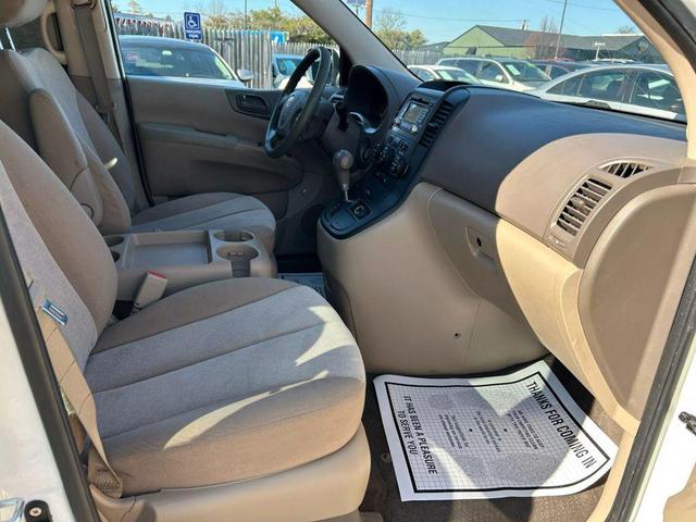 Photo of 2012 White Kia Sedona