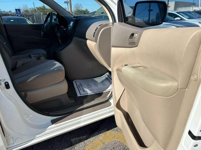 Photo of 2012 White Kia Sedona