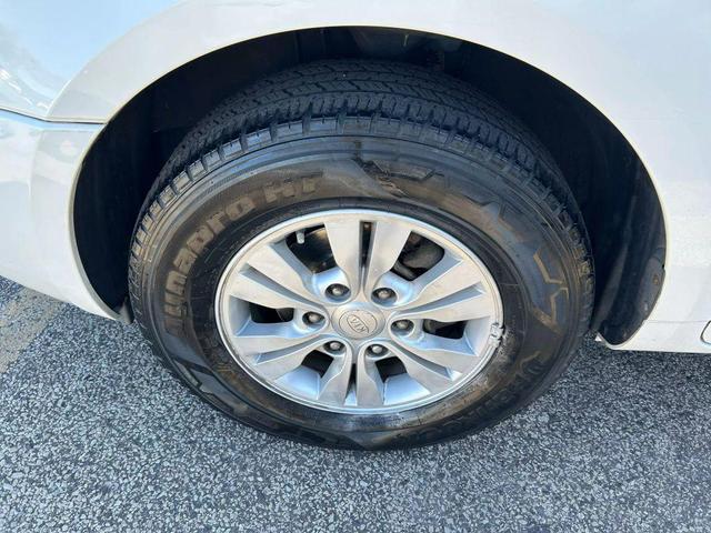 Photo of 2012 White Kia Sedona