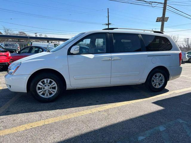 Photo of 2012 White Kia Sedona