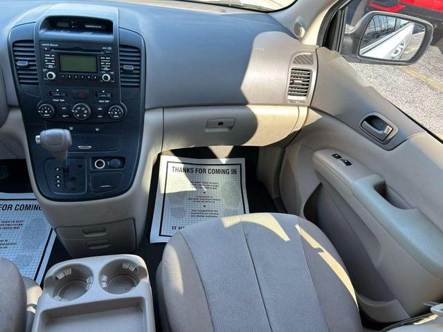 Photo of 2012 White Kia Sedona