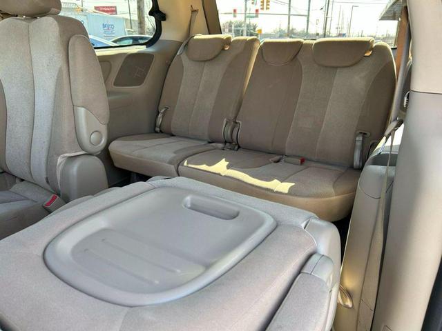 Photo of 2012 White Kia Sedona
