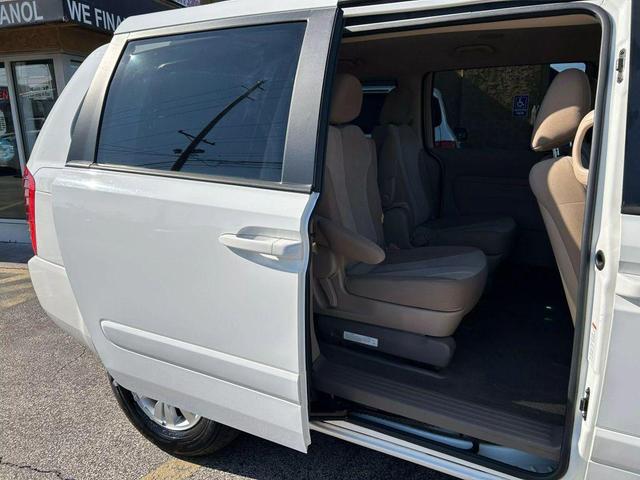 Photo of 2012 White Kia Sedona