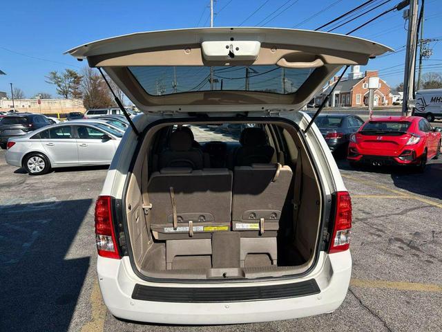 Photo of 2012 White Kia Sedona