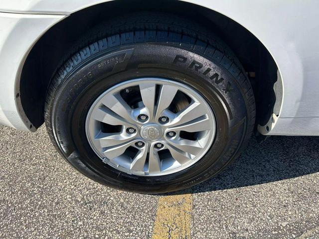 Photo of 2012 White Kia Sedona