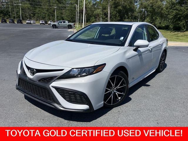 Photo of 2023 White (Ice Edge) Toyota Camry