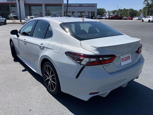 Photo of 2023 White (Ice Edge) Toyota Camry