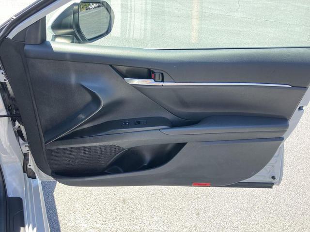 Photo of 2023 White (Ice Edge) Toyota Camry