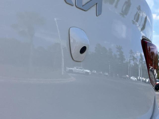 Photo of 2023 White (Clear White) Kia Rio