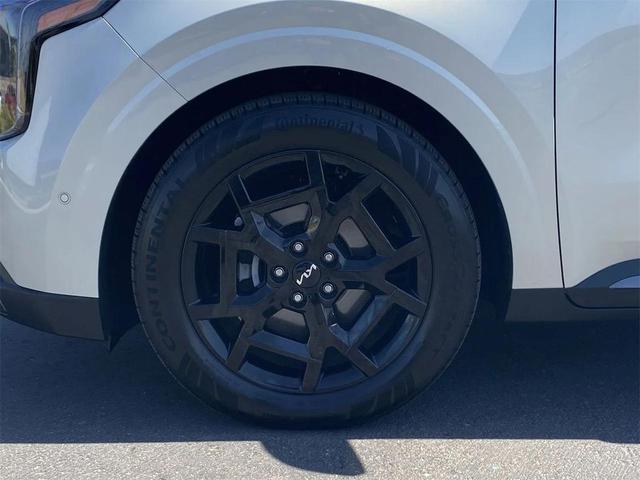 Photo of 2025 Ivory Silver Kia Carnival