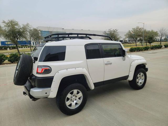 Photo of 2012 White Toyota FJ Cruiser