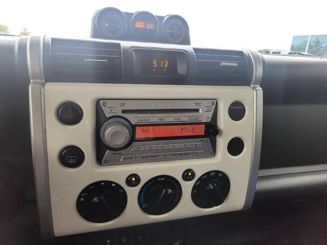 Photo of 2012 White Toyota FJ Cruiser