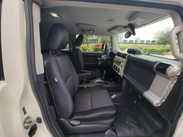 Photo of 2012 White Toyota FJ Cruiser